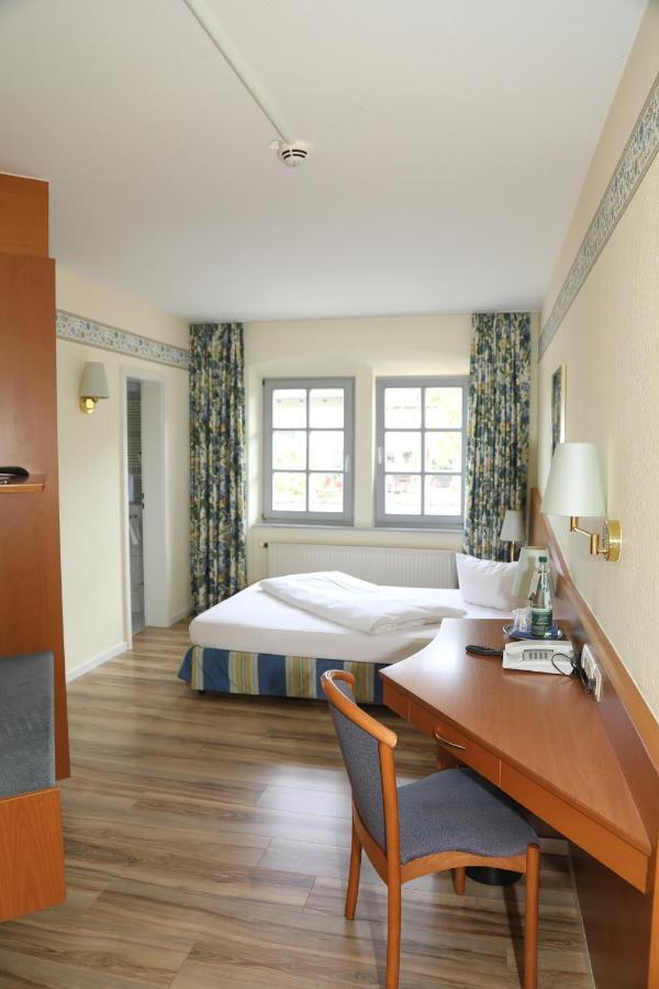 Hotel Goldener Adler Garni Hallstadt Exterior photo