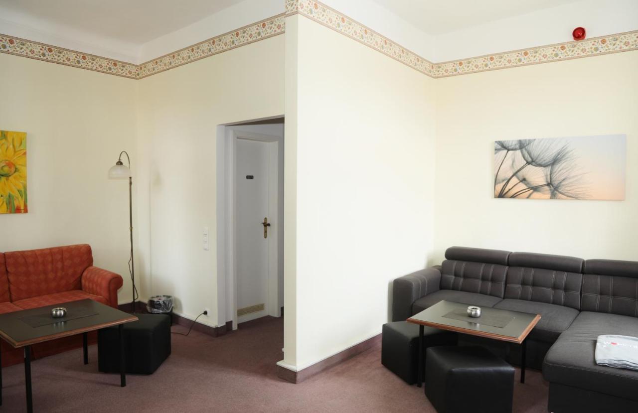 Hotel Goldener Adler Garni Hallstadt Exterior photo