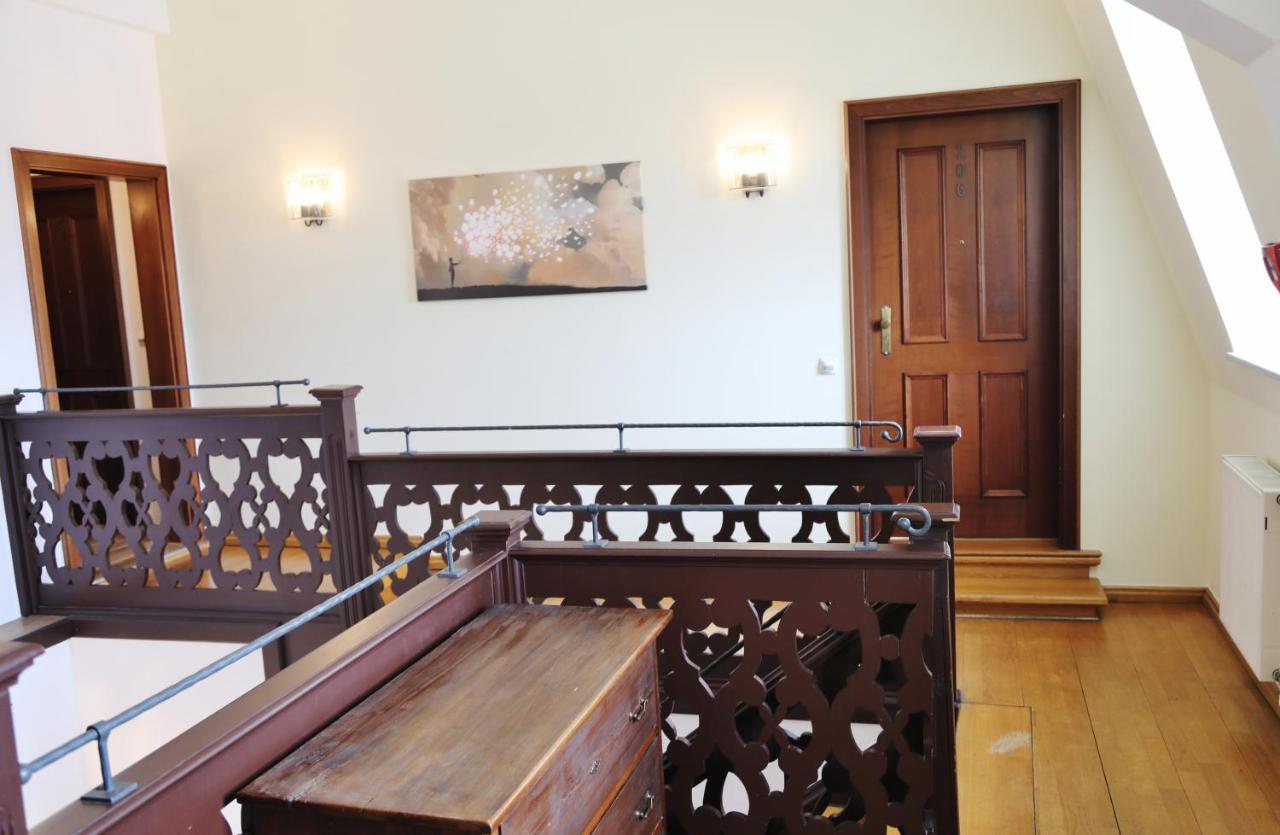 Hotel Goldener Adler Garni Hallstadt Exterior photo