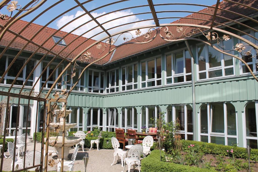 Hotel Goldener Adler Garni Hallstadt Exterior photo