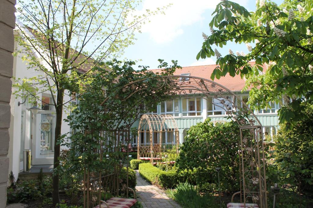 Hotel Goldener Adler Garni Hallstadt Exterior photo